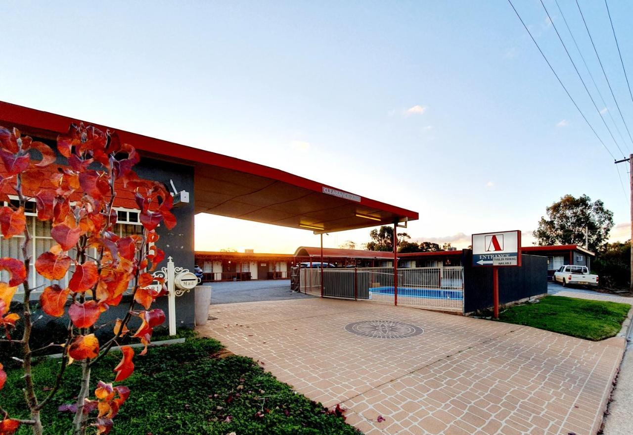 Ardeanal Motel West Wyalong Exterior photo