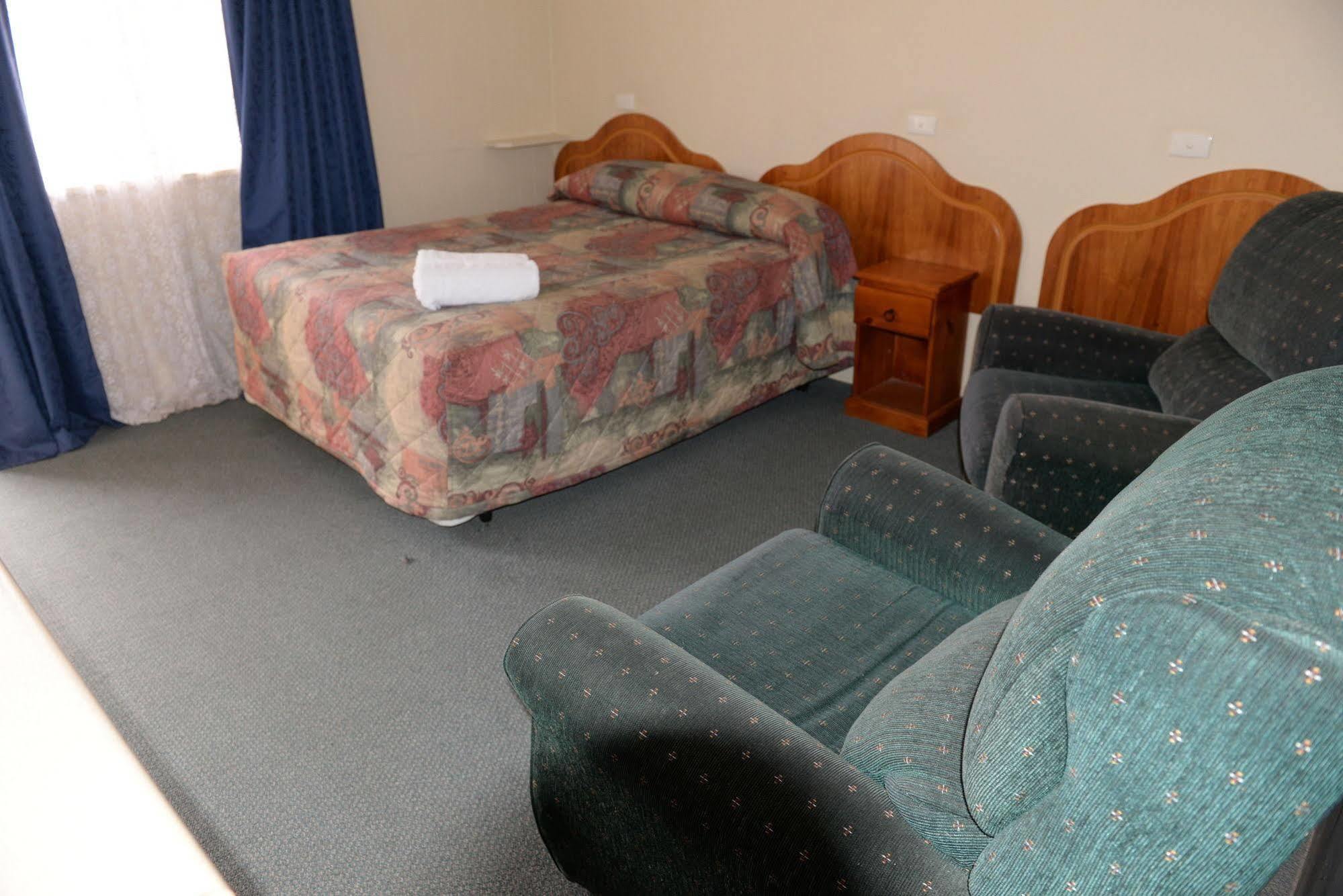 Ardeanal Motel West Wyalong Exterior photo