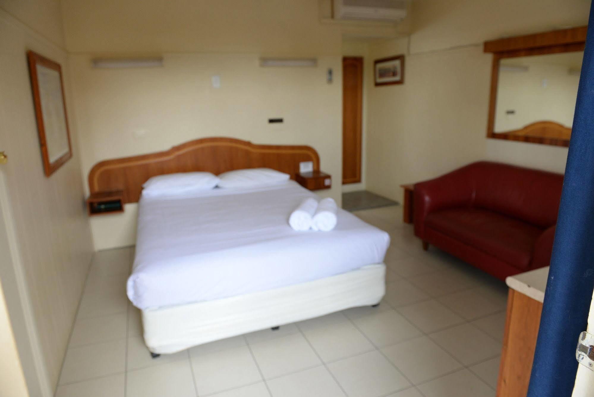 Ardeanal Motel West Wyalong Exterior photo